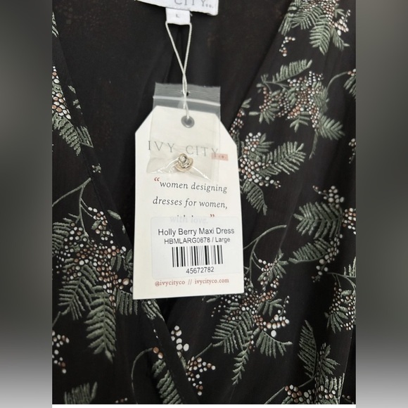 Ivy City Co Holly Berry Maxi Dress Size Large - Picture 3 of 4